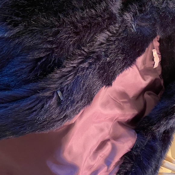 Parisian Faux Fur Vest - Picture 3 of 9